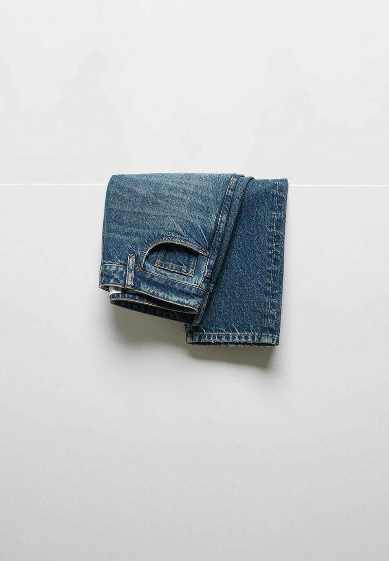 Verblasste blaue Denim-Jeans, gefaltet. Hat eine Gesäßtasche und sichtbare Nähte. Glatte Textur mit leichter Abnutzung an den Kanten und Nähten.