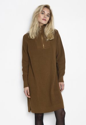 Robe marron côtelée avec un col haut et un cou zippé, dotée de manches longues et de fentes sur les côtés. Confectionnée en tissu tricoté texturé.
