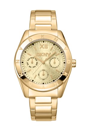 Montre DKNY dorée avec un cadran à motifs, un boîtier rond et trois sous-cadrans, dotée d'un bracelet en métal maillé et de grands index horaires.