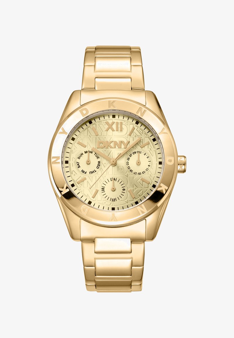 Montre DKNY dorée avec un cadran à motifs, un boîtier rond et trois sous-cadrans, dotée d'un bracelet en métal maillé et de grands index horaires.