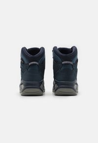 Marine wandelschoenen met een stevige constructie, gekenmerkt door een hoge silhouette, gestructureerde stof en rubberen zolen met een versterkte achterpaneel.
