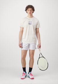 ASICS COURT CORE GRAPHIC TEE - T-shirts print - cream