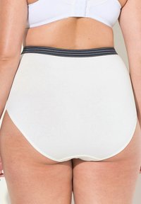 Witte hooggelegde onderbroek met een soepele textuur, voorzien van een zwart-wit gestreepte elastische tailleband, ontworpen voor comfort en pasvorm.