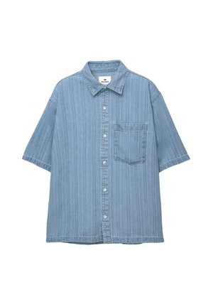 Světle modrá košile s krátkým rukávem, zapínáním na knoflíky, s vertikálními pruhy, límečkem a jednou náprsní kapsou. Vyrobena z denimu.