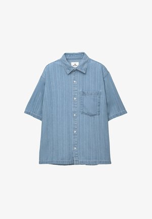 Svijetloplava košulja kratkih rukava na gumbe s okomitim prugama, ovratnikom i jednim džepom na prsima. Izrađena od traper tkanine.