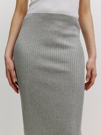 Grauer gerippter Strickrock mit hohem Taillenbund, aus weichem Stoff gefertigt. Verfügt über vertikale Streifen und eine schmale, figurbetonte Silhouette.