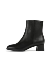 Botas de cuero negro hasta el tobillo con una textura suave, punta redonda y tacón cuadrado. Presentan un sutil acento de marca en la parte trasera.