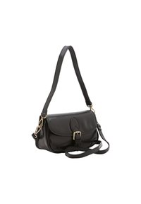 Zwart leren handtas met een klepsluiting, voorzien van een decoratieve gesp, verstelbare schouderriem en een ronde vorm. Glad oppervlak, minimale accenten.