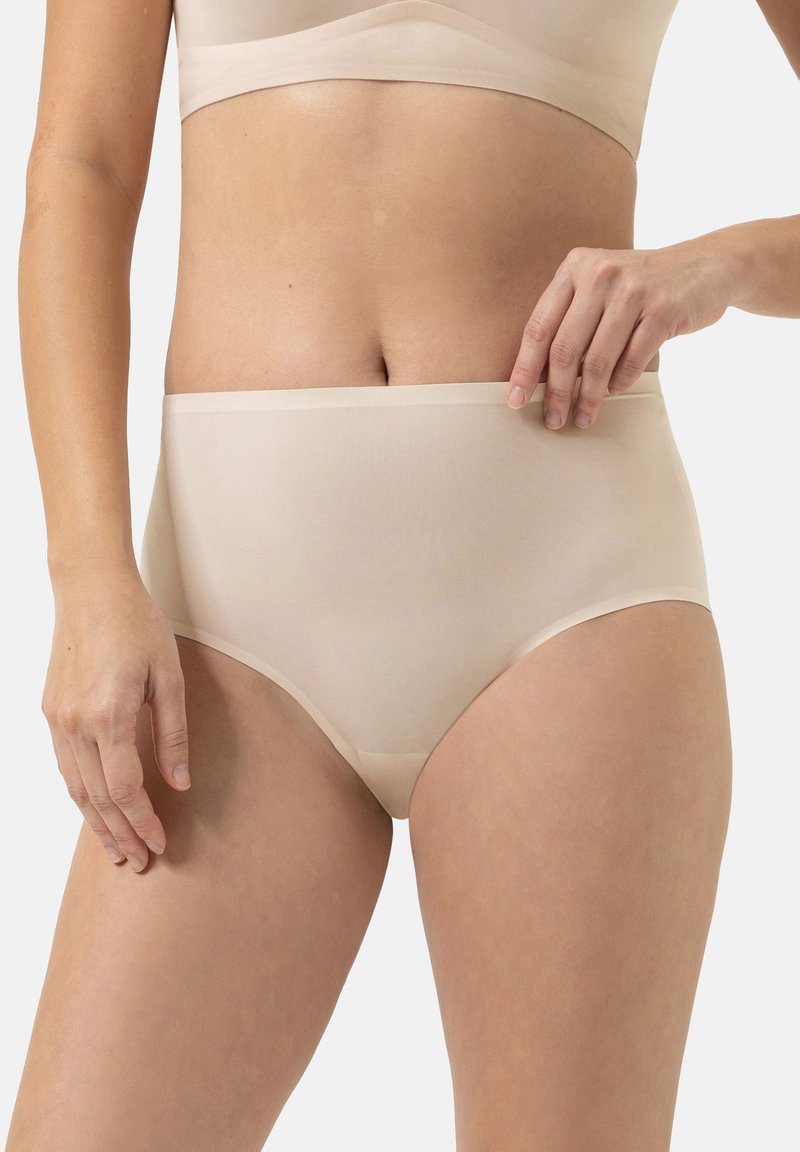 Nude high-waisted slips gemaakt van gladde, rekbare stof met een naadloos ontwerp en zonder zichtbare tailleband. Geschikt voor dagelijks gebruik.