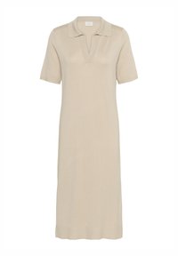 Robe en tricot beige à manches courtes, col polo et décolleté en V. Silhouette droite et longueur mi-mollet avec un ourlet simple.