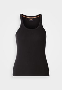 Μαύρο ριμπ φανελάκι με στρογγυλή λαιμόκοψη. Διαθέτει εφαρμοστή γραμμή και πορτοκαλί λεπτομέρεια στη λαιμόκοψη. Λογότυπο της μάρκας διακριτικά κεντημένο στο μπροστινό μέρος.