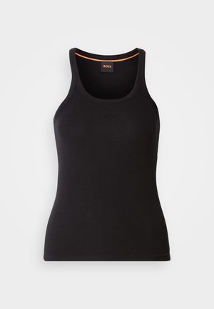 Musta ribbineuloksinen toppi, jossa pyöreä pääntie. Vartalonmyötäinen malli, jossa oranssi yksityiskohta kauluksessa. Brändin logo on hienovaraisesti brodeerattu etupuolelle.