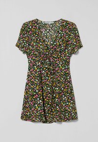 Kwiatowa sukienka z czarnym tłem i kolorowymi kwiatami, z krótkimi rękawami, dekoltem w kształcie litery V oraz regulowanym pasem na sznurek.