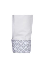 Polsino di camicia bianco con un motivo floreale blu sulla fodera interna. Texture liscia con un design pulito e una finitura su misura.
