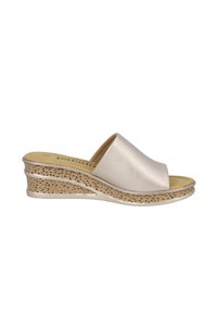 Wedge-sandaal met een metallic lichtgouden leren bovenwerk, open teenontwerp en een geprofileerde kurkachtige hak. Zachte gele voetbed. Antislip zool.