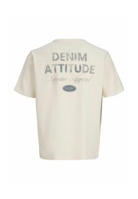 Tricou din bumbac de culoare crem, cu un print mare gri pe spate cu textul „DENIM ATTITUDE” și un mic detaliu logo dedesubt.