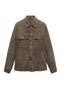 Giacca button-up in suede marrone con due tasche anteriori a patta e tasche laterali, maniche lunghe e colletto classico.