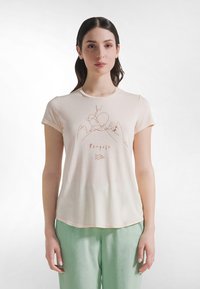 Jasnoróżowa koszulka z prostym szkicem dłoni i słowem „Re-pose” napisanym kursywą, wykonana z miękkiego, oddychającego materiału.