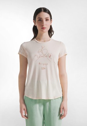 Lichtroze T-shirt met een eenvoudige lijntekening van handen en het woord "Re-pose" in een cursief lettertype, gemaakt van zachte, ademende stof.
