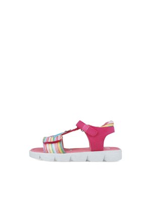 Sandalia infantil rosa con parte superior texturizada, acentos de rayas multicolores, correa ajustable y suela de goma blanca estriada.
