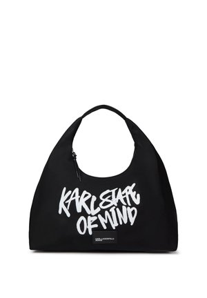 Sort håndtaske med bred strop og lynlås, hvid graffiti tekst "KARL STATE OF MIND" og lille Karl Lagerfeld Jeans label i bunden midt.