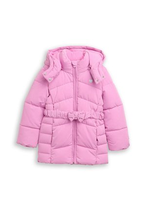 Veste d'hiver rose avec capuche, dotée d'une taille ceinturée et d'un détail en nœud. Elle a une texture matelassée et un petit emblème en forme de cœur sur la poitrine.