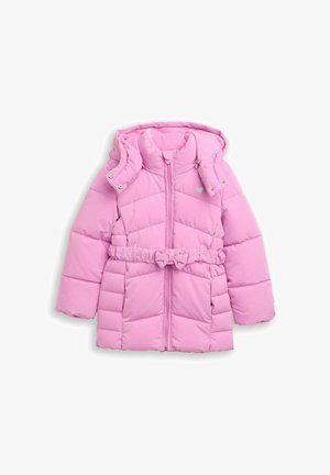 Roza puhovka s kapuco, z oblečenim pasom in detajlom v obliki mašne. Ima prešito teksturo in majhen emblem srčka na prsih.