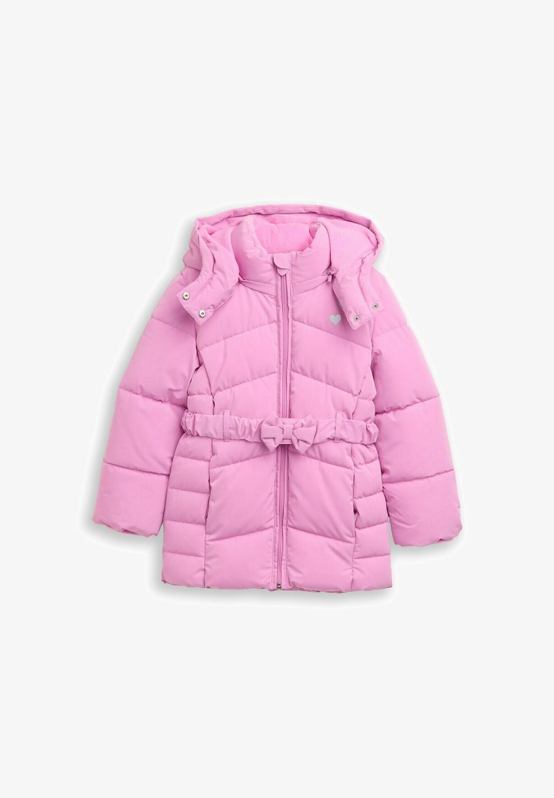 Rozā pūkainā jakas ar kapuci, ar jostu viduklī un loku detaļu. Tās virsma ir ar quilted tekstūru un uz krūtīm ir neliela sirds emblēma.