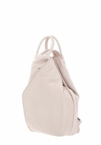 Sac à dos en cuir beige clair avec une forme triangulaire unique, doté de deux poignées supérieures et d'une texture douce. Comprend une fermeture éclair.