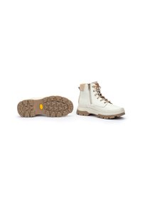Botas de senderismo de color claro con una suela de goma texturada, acentos en tono beige, ojetes de metal y una cremallera lateral para un acceso fácil.