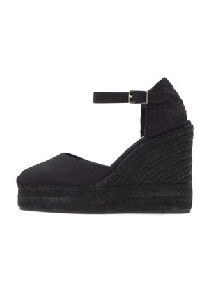 Čierne klinové espadrily s uzavretou špičkou, remienkom okolo členku a pletenou textúrou podrážky na platforme.