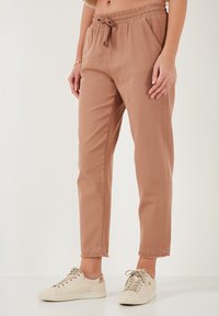 LELA REGULAR FIT - Hlače - camel