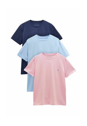 Trzy gładkie bawełniane koszulki w kolorze granatowym, jasnoniebieskim i jasnoróżowym, ułożone jedna na drugiej, z różową koszulką na przodzie, na której widoczne jest małe logo.