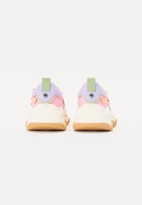 Sneakers colorati in rosa, viola e verde, con tessuto in rete, colletto imbottito e suola bianca spessa con battistrada marrone chiaro.