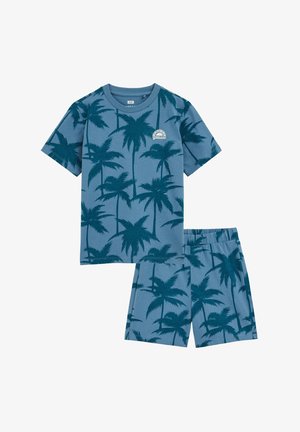 Sinise lühikeste varrukatega särgi ja lühikeste pükste komplekt, millel on tumesinised palmipuude mustrid ja särgi rinnal väike valge päikesemotiiv.