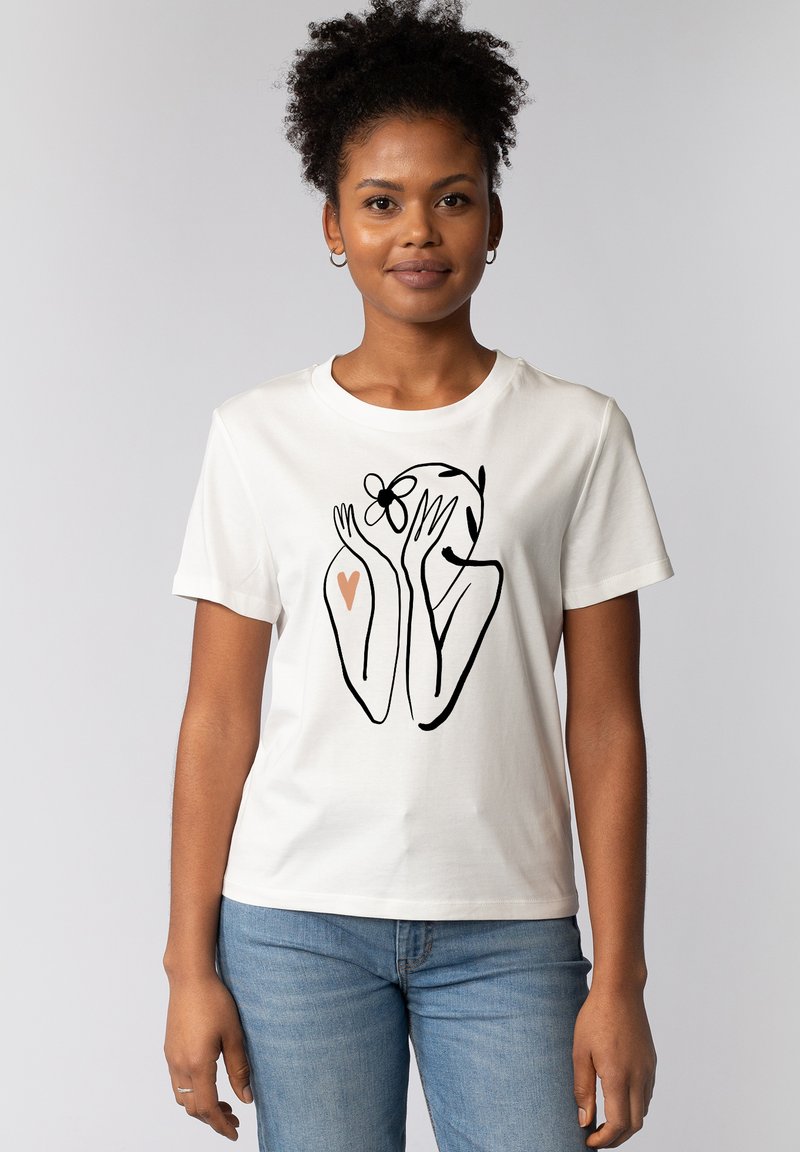 Weißes Baumwoll-T-Shirt mit einem schwarzen Linienkunst-Design einer Person, die einen Blumen- und Herzaufdruck auf dem Arm hat, runder Ausschnitt und kurze Ärmeln.