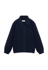 Marineblå stickad skjortjacka med krage, knäppning fram och en bröstficka med ribbdetaljer på fickan och ärmsluten.