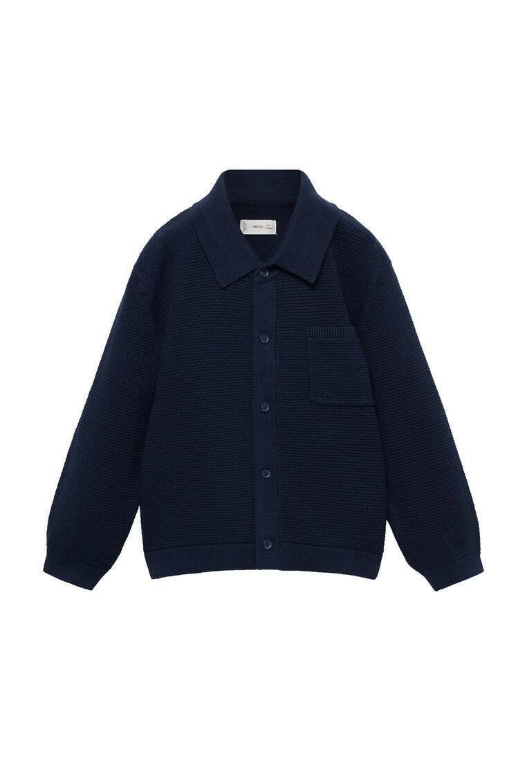 Marineblå stickad skjortjacka med krage, knäppning fram och en bröstficka med ribbdetaljer på fickan och ärmsluten.