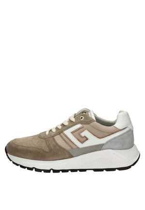 Baskets athlétiques en daim beige et gris avec des détails de panneaux blancs et marron clair, des lacets blancs et une semelle à crampons noirs.