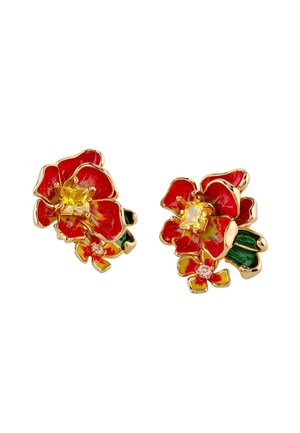 Boucles d'oreilles florales en ton or avec des pétales rouges, des feuilles vertes, et des accents de pierres précieuses jaunes et roses, conçues en forme de fleurs épanouies.