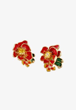 Ohrhänger in Goldoptik mit roten Blütenblättern, grünen Blättern und gelben sowie rosa Edelsteinakzenten, gestaltet als blühende Blumen.