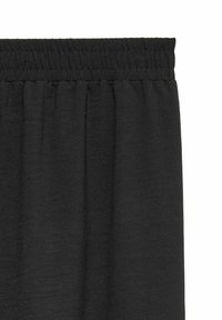 Pantalons noirs à taille élastique présentant une texture lisse, un design à jambes droites et un style minimaliste sans motifs ni accents visibles.