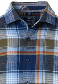 Blau karierte Hemd mit Button-Down-Kragen. Enthält verschiedene Schattierungen von Blau, Grün und Orange in einem karierten Muster. Blaue Knöpfe und Etikett sichtbar.