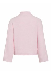 Jasnoróżowy sweter z dzianiny z wysokim kołnierzem, opadającymi ramionami oraz ściągaczami na mankietach i dole. Miękka tekstura i luźny krój.