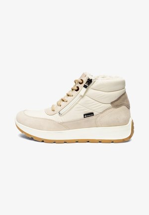 Zapatilla beige de caña alta con cordones en la parte delantera, cremallera lateral, etiqueta GORE-TEX, collar acolchado y suela de goma con banda de rodadura antideslizante.
