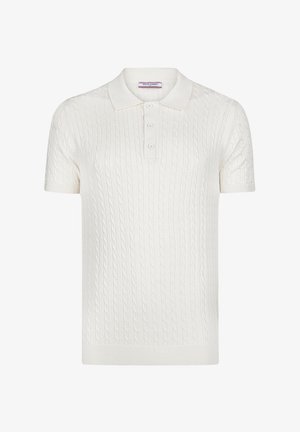 Witte gebreide polo met korte mouwen, voorzien van een kabelpatroon en een drieknopenlijst. Zachte textuur en klassiek kraagontwerp.