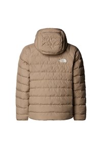 Geacă izolată bej cu un design pufos, glugă și cusături orizontale. Prezintă un logo mic în partea superioară stângă.