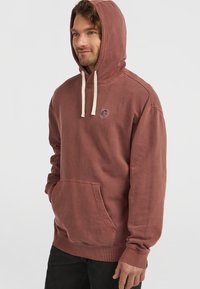 Bordeaux hoodie van zachte stof, met een voorkantzak, geribbelde manchetten en een logo op de linkerborst. Verstelbare trekkoordkap.