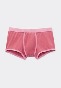 Herrunderkläder i en mjuk rosa bomullsblandning, med en kontrasterande rosa midjeband med präglad logotyp, medelhög design och sydda sömmar.