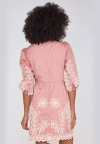 Maison 123 Denní šaty - light pink